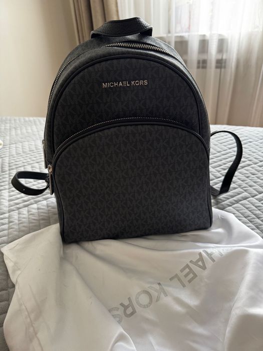 Рюкзак от Майкла Корс и сумочка Furla за