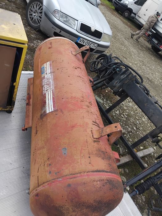 Vând copresor de 1000 l Kaeser