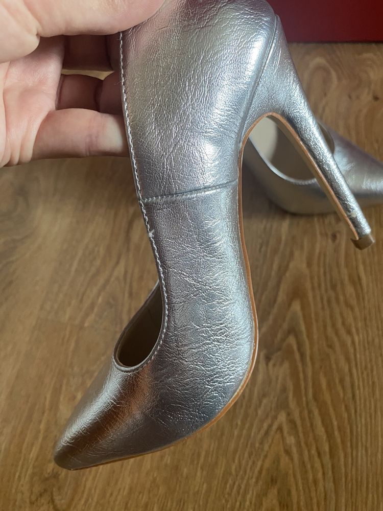 Vand pantofi stiletto marimea 38