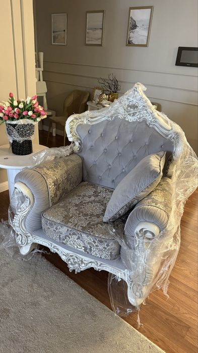 Роскошное кресло в гостиную