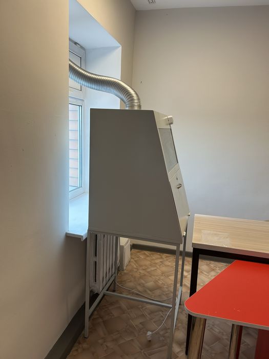 Продам шкаф и парты для химкабинета