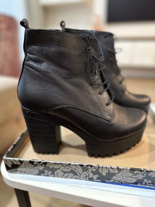 Черни дамски кожени боти