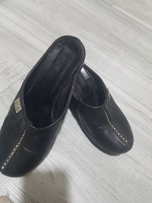 Тапочки сотаман кожений жуда ихчам ,чиройли