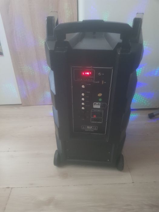 Boxa de vanzare are un mic defect la butonul de volum pret  200 lei