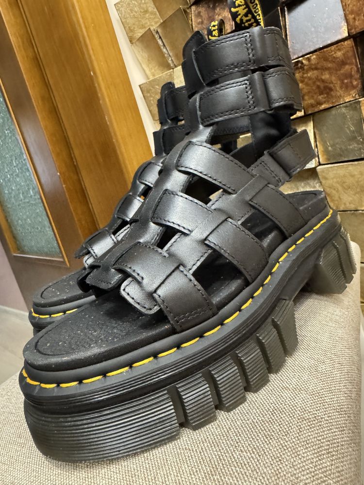 Сандали DR. MARTENS (нови) Закупени от Италия,р-р38,но отг 37