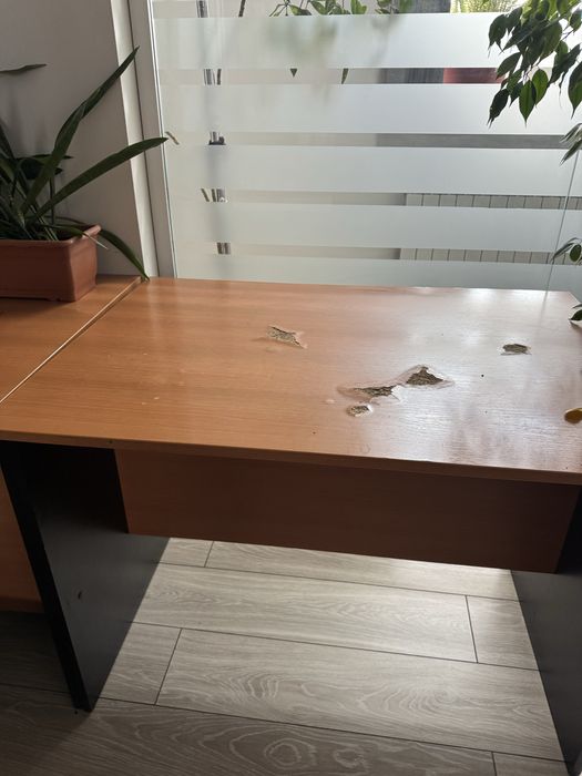 Стол офисный и несколько стульев