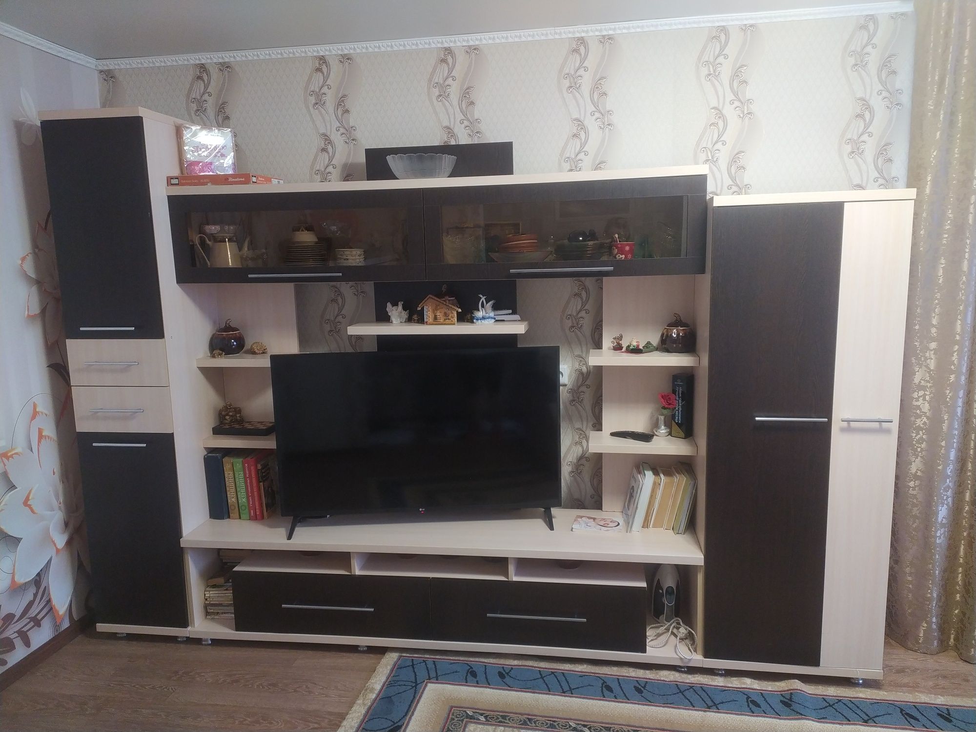 Продам стенку в гостиную.