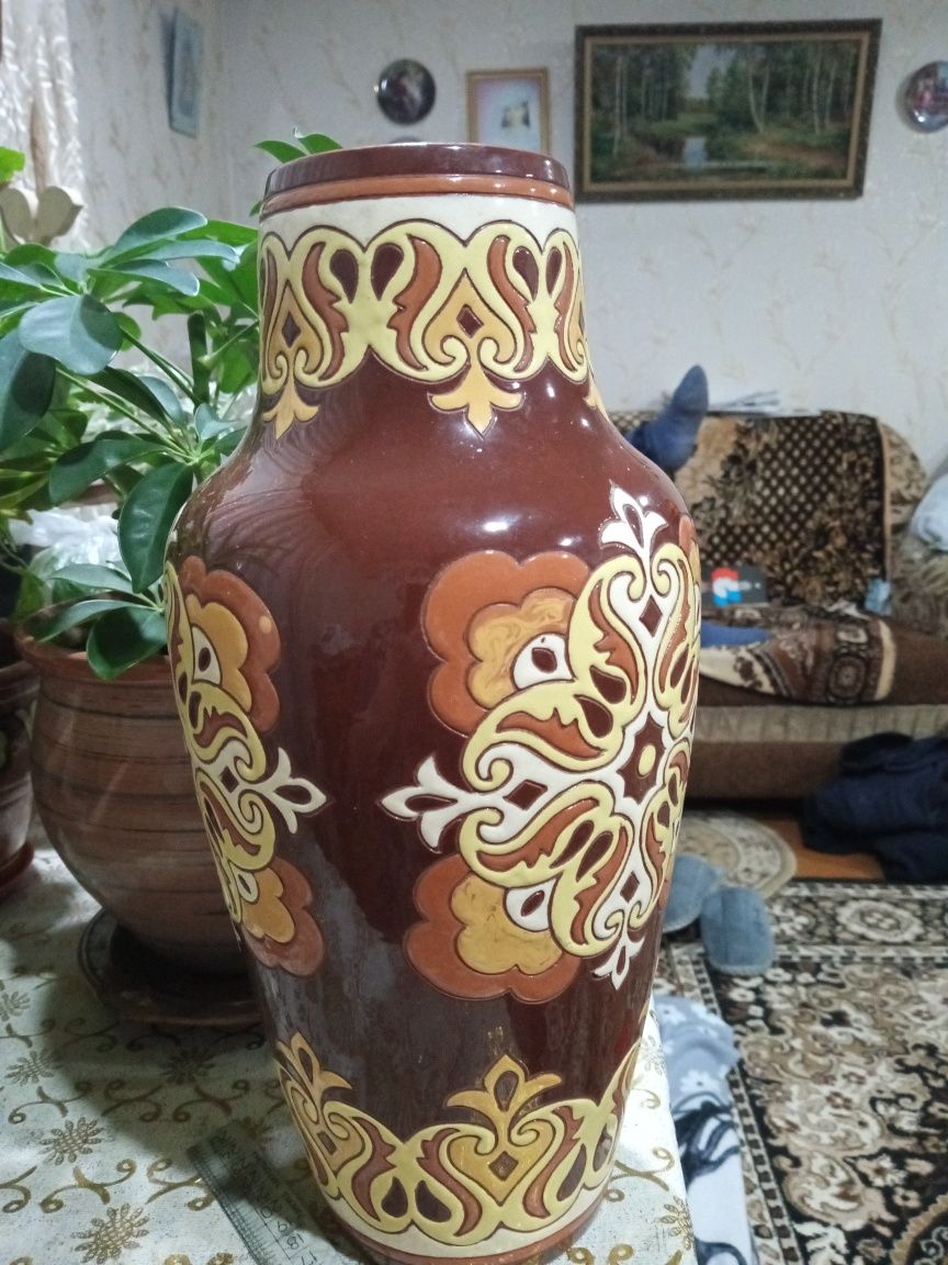 Напольная ваза для цветов