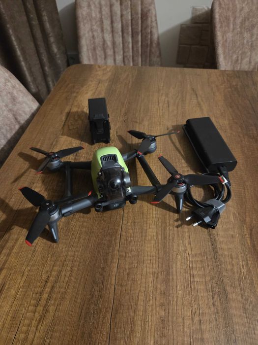 DJI FPV дрон + батерия и зарядно