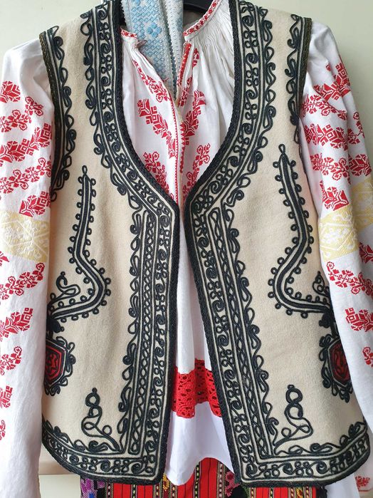 Costum traditional de Gorj complet (ie Gorj/oprege/poale/vesta/marama)