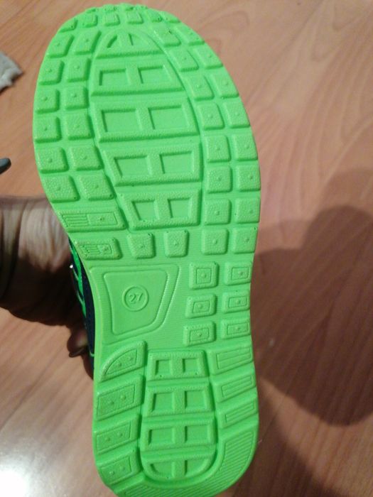 Vând adidași băieței