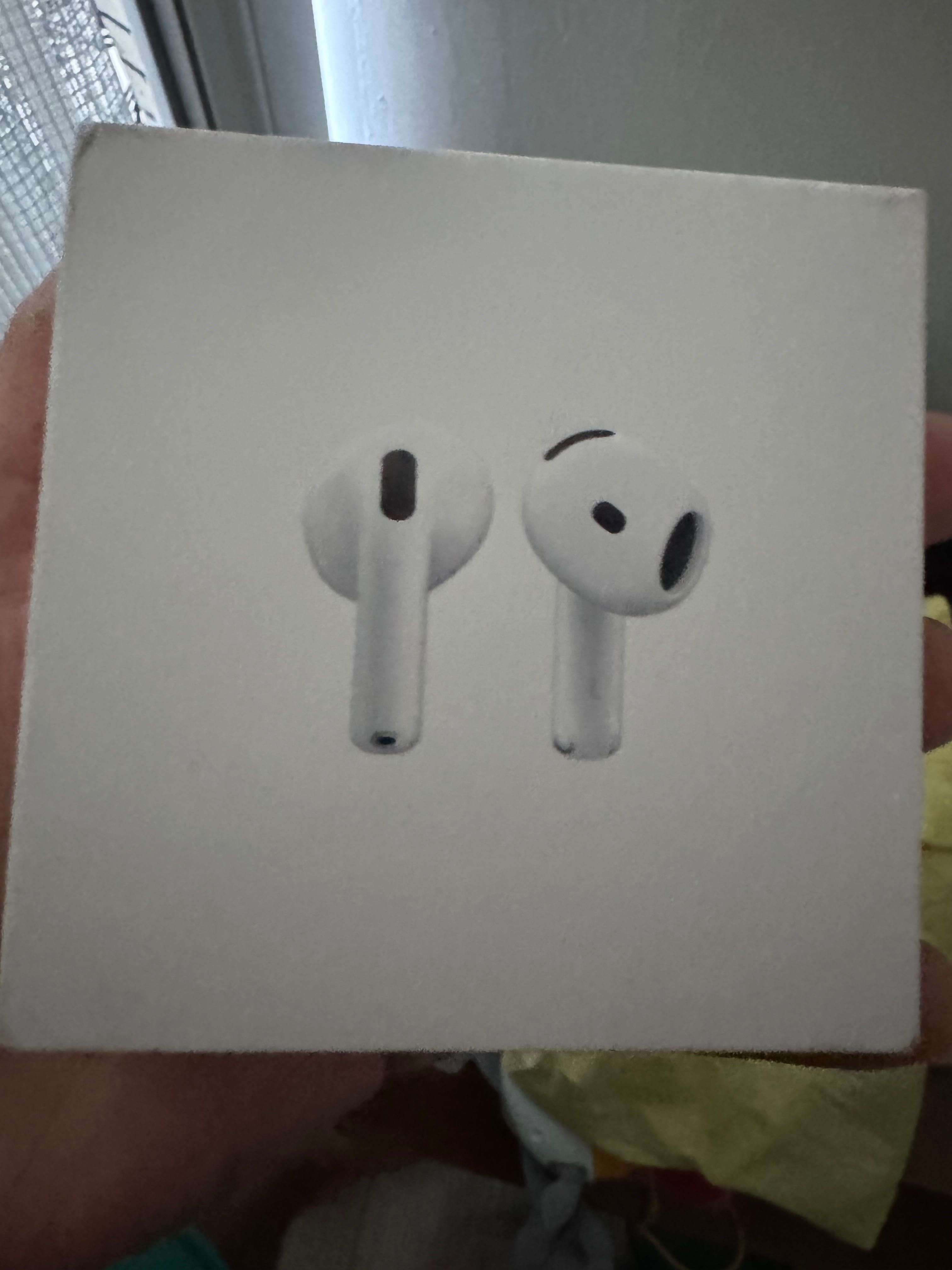 Iphone 4. Airpods