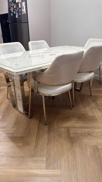 Кухонный стол и стулья