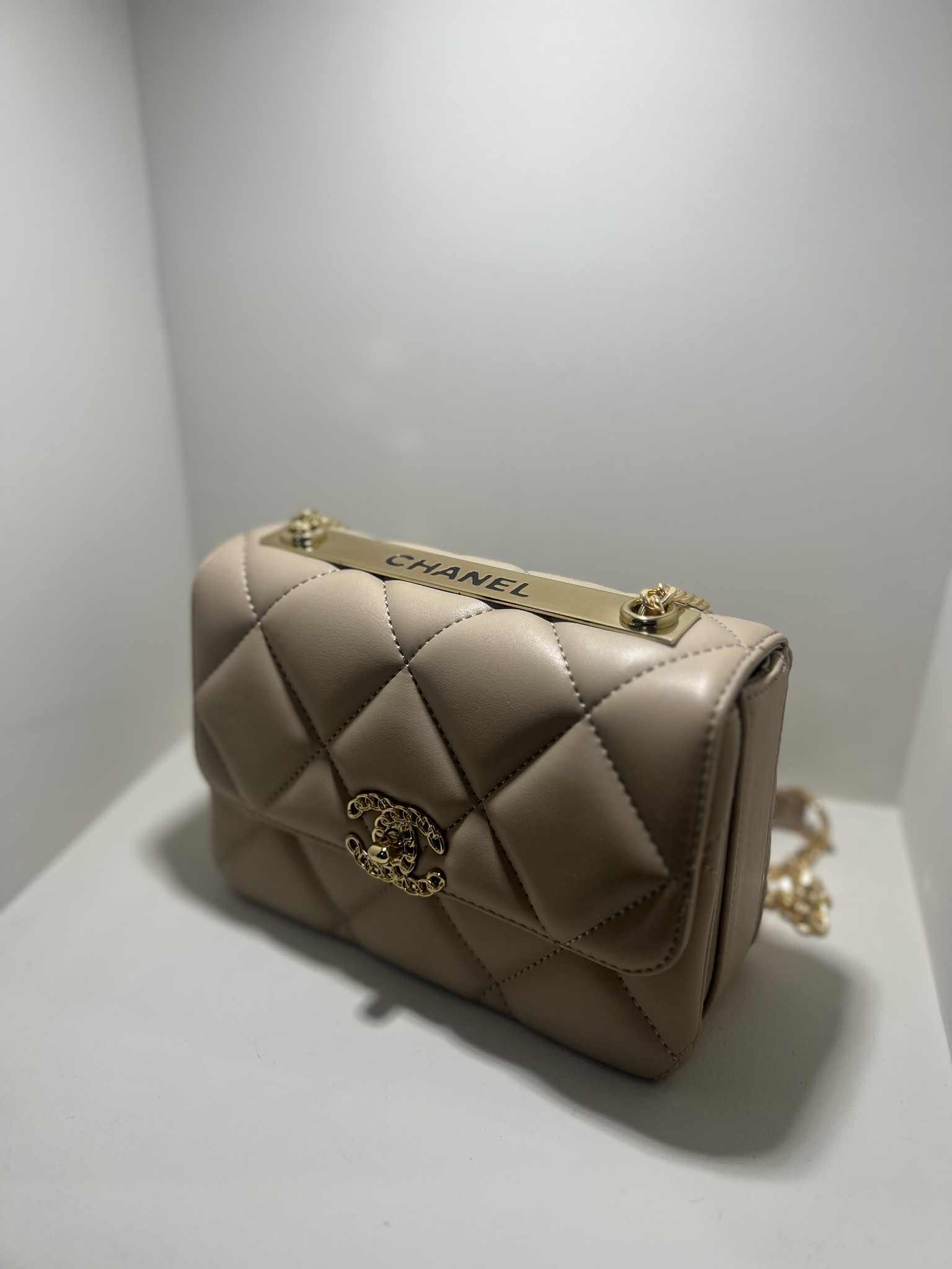 Дамски чанти Guess/Chanel/Michael Kors/
