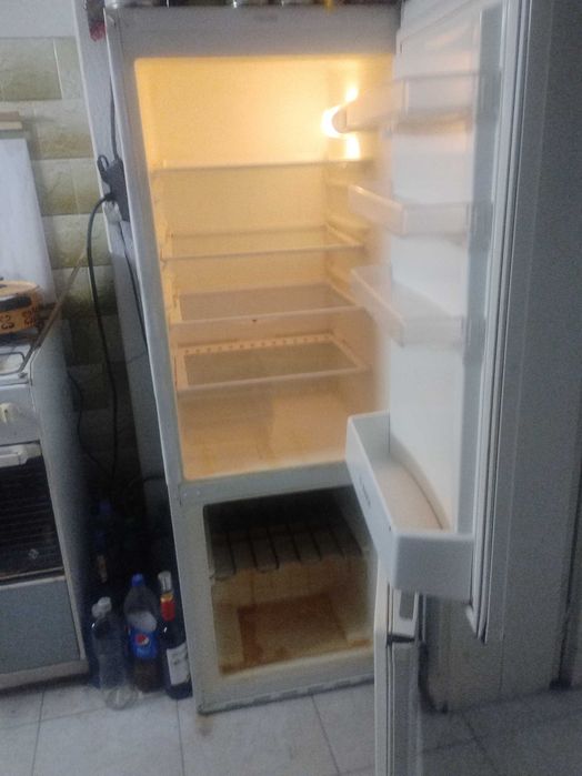 Хладилник"BOSCH"с компресор"Damfuss"155 см.височина с фризер отдолу