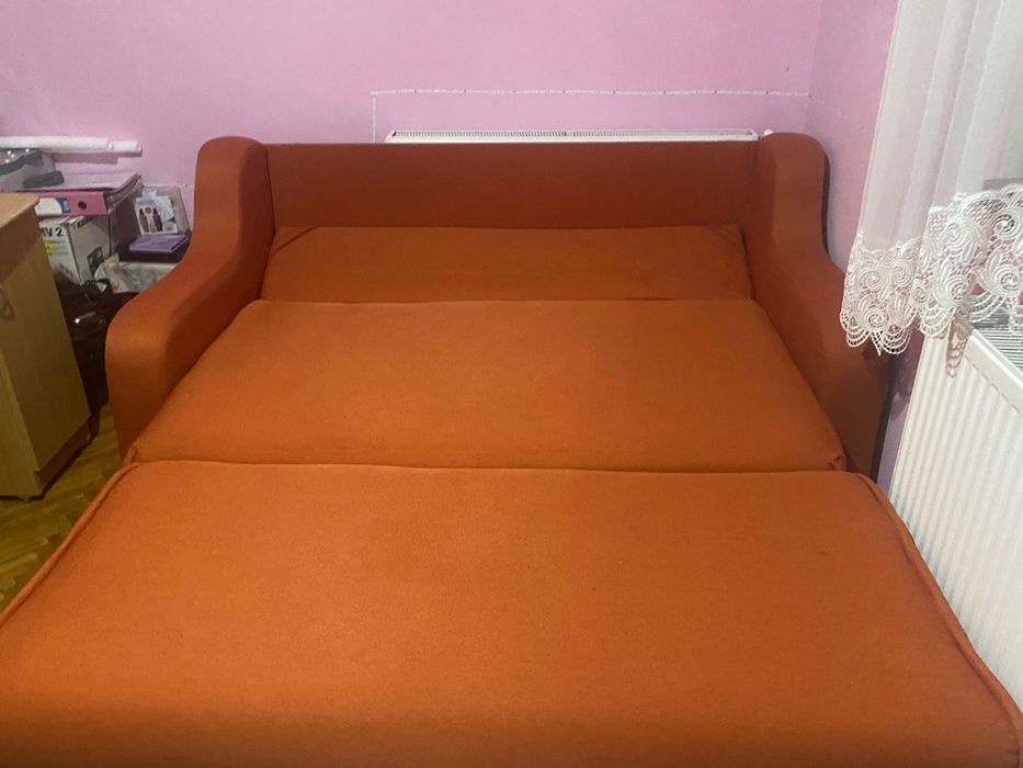 Vand canapea in stare foarte buna , nu are nici un defect.