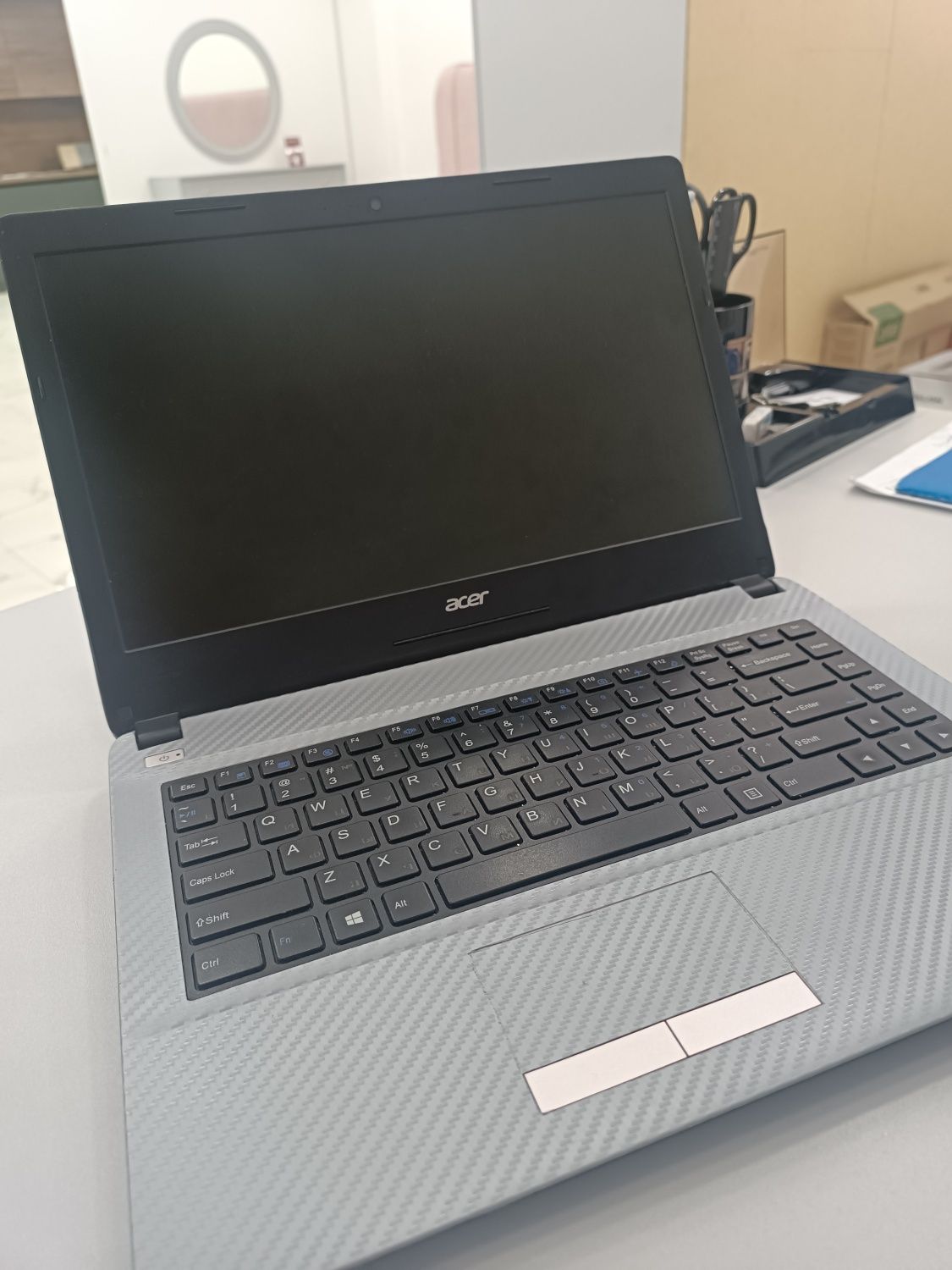 ACER ONE 14 Z2 Intel core i5 8-pakaleniya narxini kelishamiz