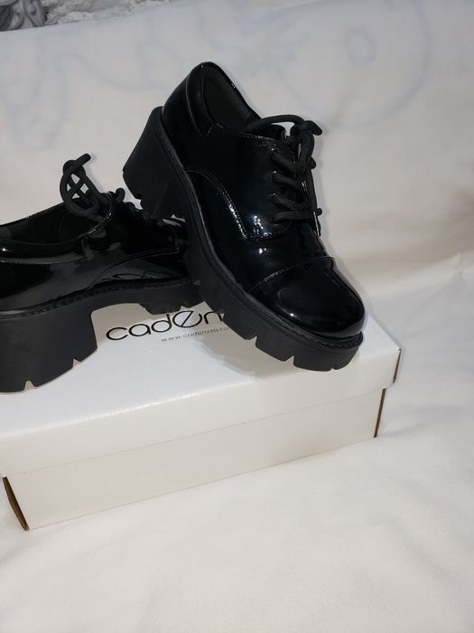 Vand incaltaminte de primavara  marimea 37 si o vesta blanita neagra