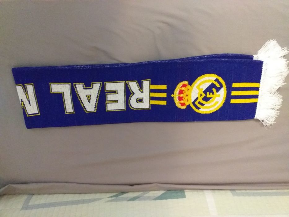 Продаётся шарф.Абсолютно новый.