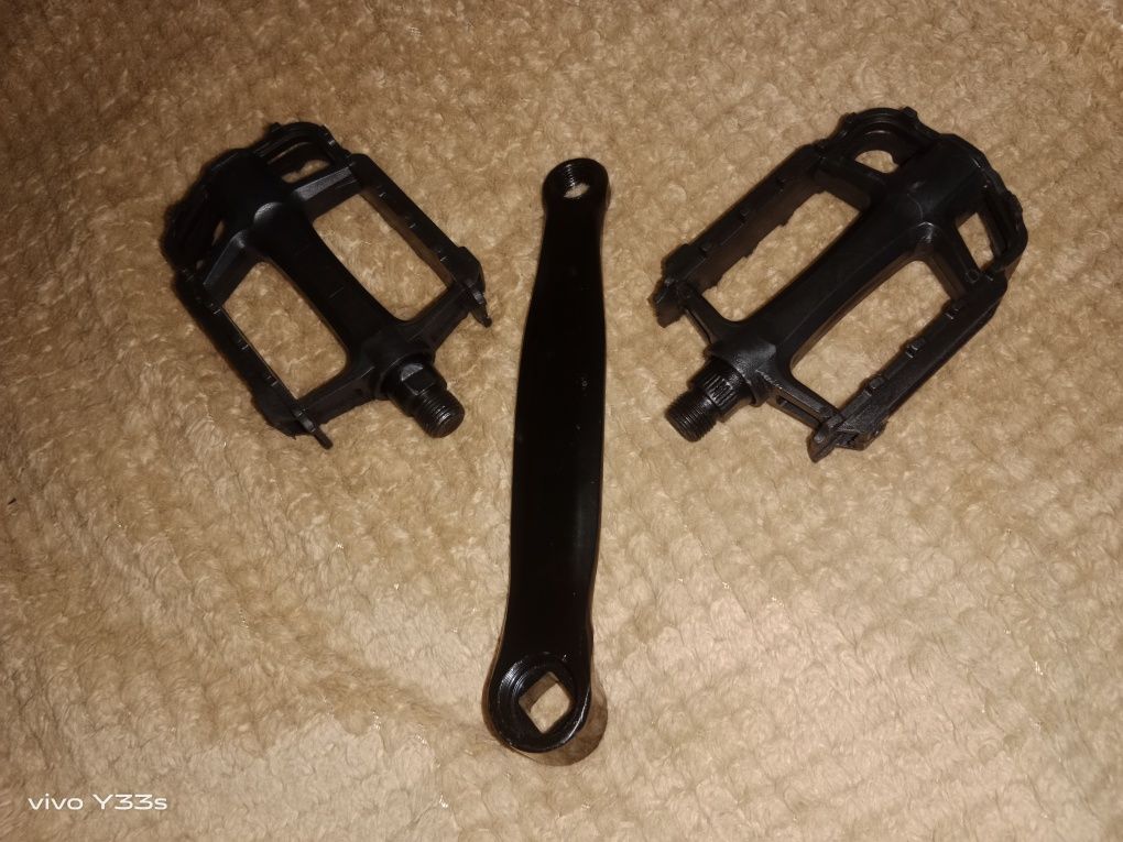 Педали(L,R), 1 шатун(2 нету и не будет),абсолютно новые, брал недавно.