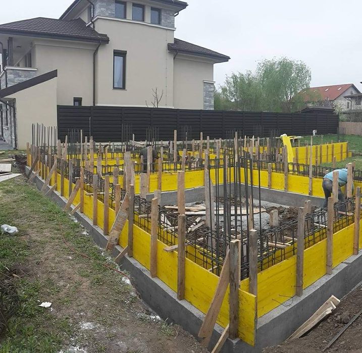 Firma Constructii case rosu la cheie