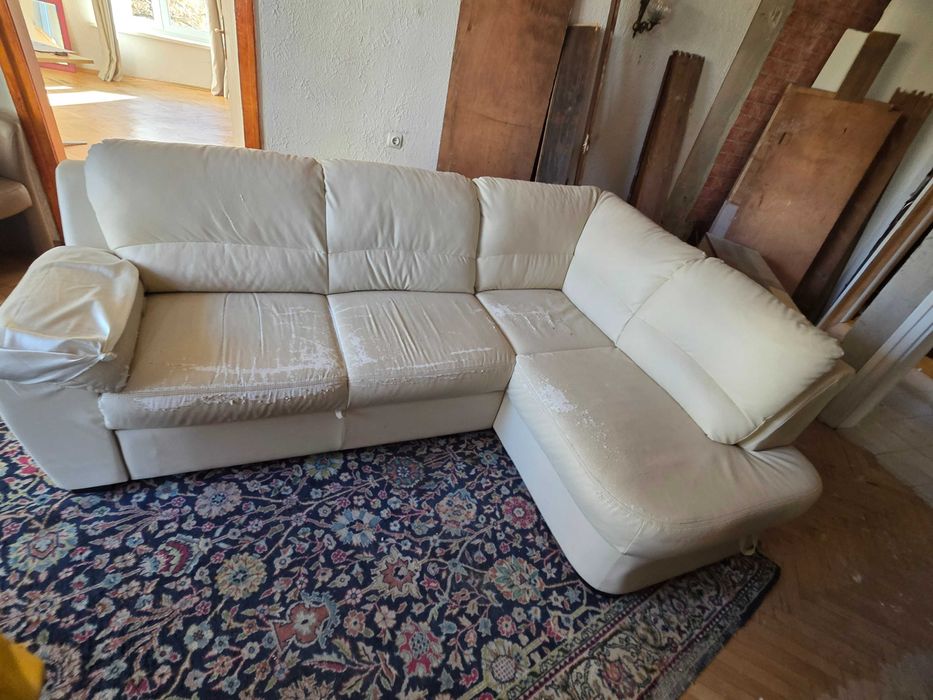 Разтегателен диван с механизъм за съхранение