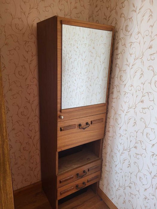Небольшой шкаф с зеркалом