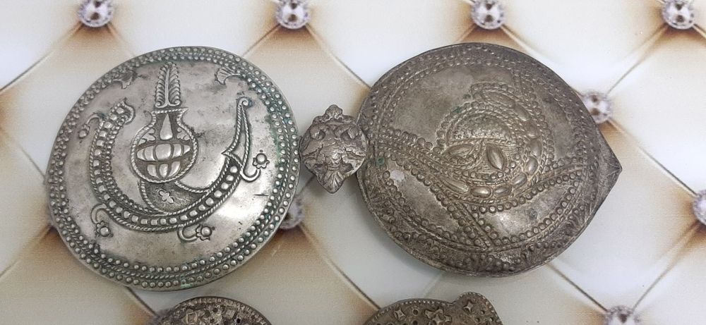 Продават се всичко на куп"стари пафти и ребърни бижута 2.50лв за 1 гра