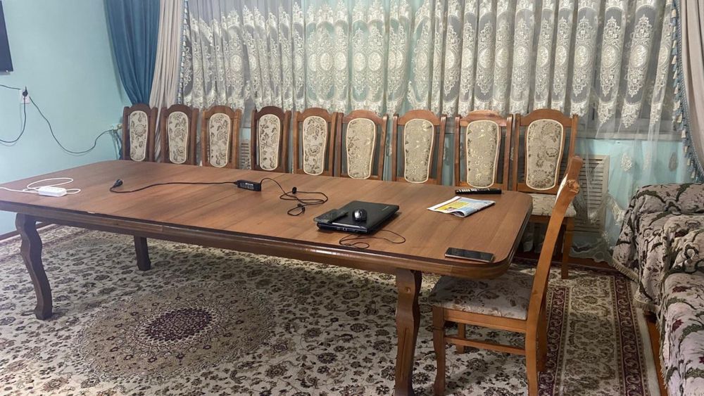 Стол со стульями