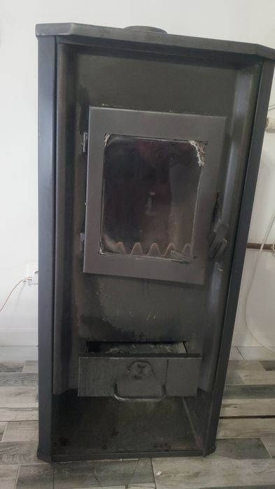 Șemineu pe lemne