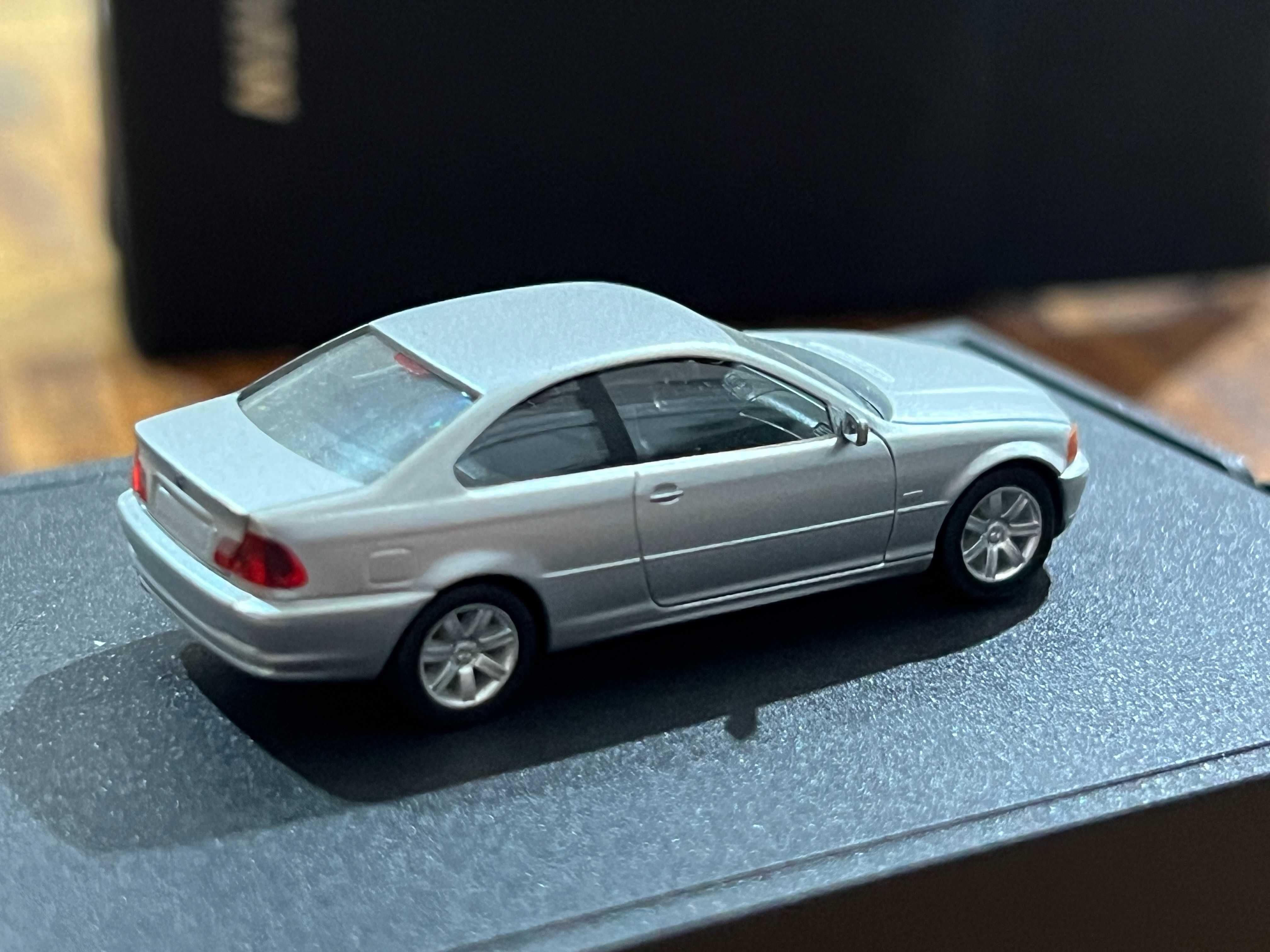 Macheta 1/87 HO Herpa Dealer Edition Postament BMW Seria 3 E46 Gri