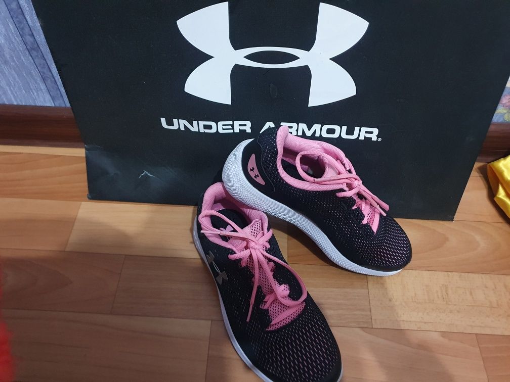 Женские кроссовки UNDER ARMOUR