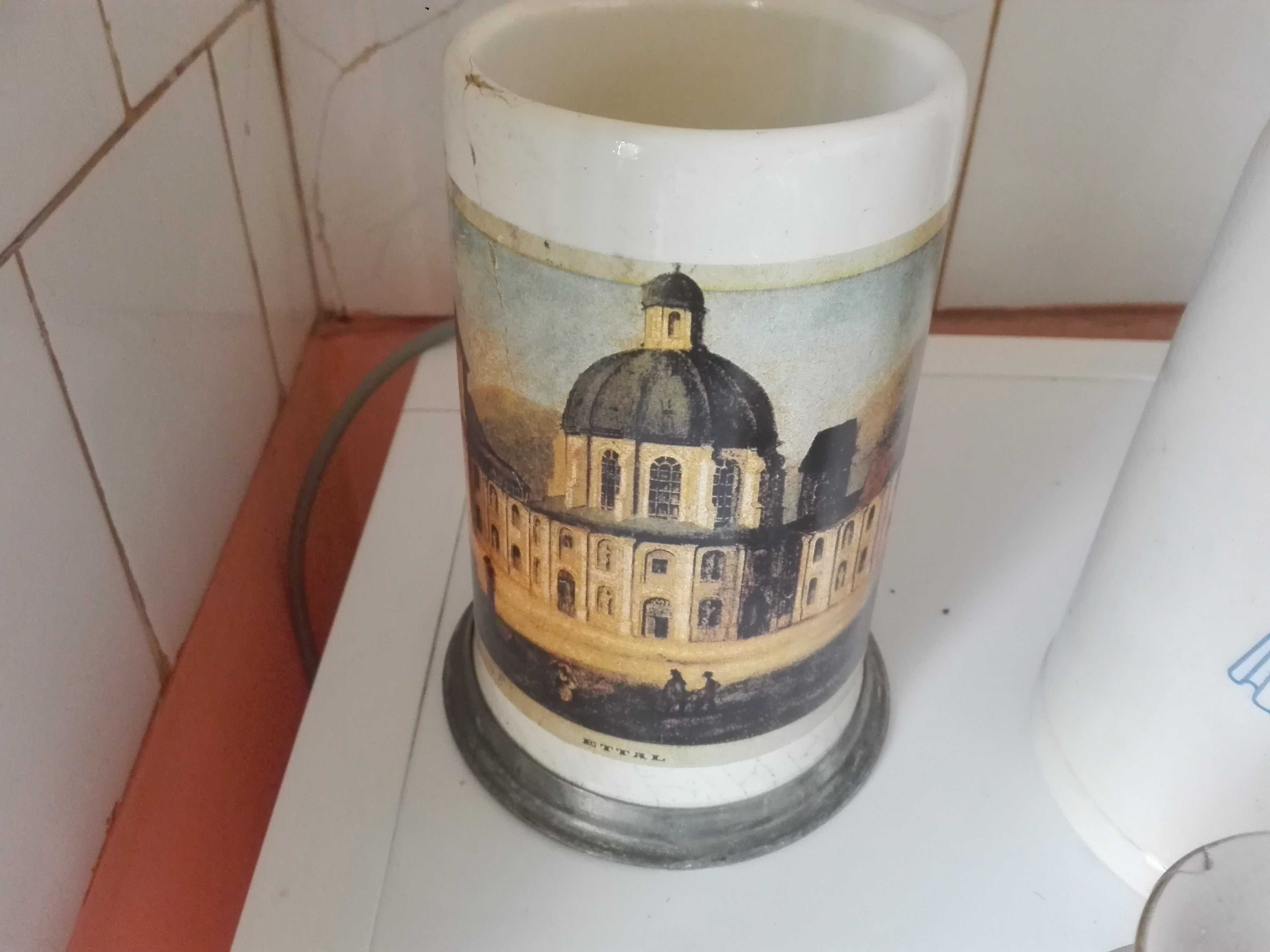 Стари Везна и порцеланови съдове.