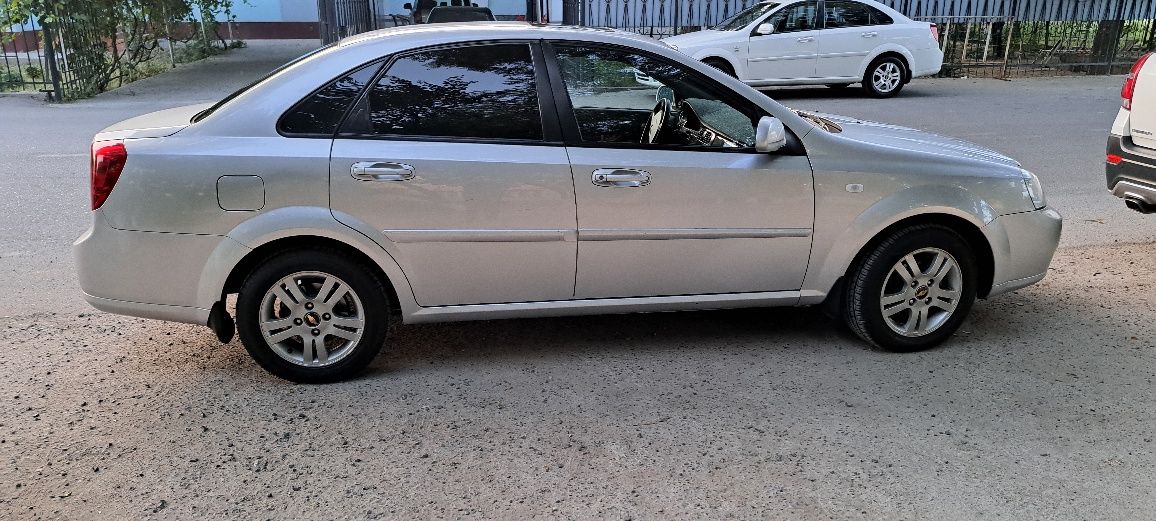 Lacetti 1.8 sotiladi