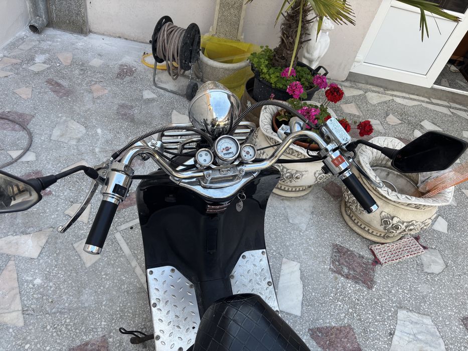 Scuter de vnzare cruiser de 49 cm  este in patru timpi  anu 2017
