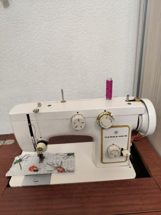 Швейная машинка Чайка с электрическим и ножным приводом в отличном сос