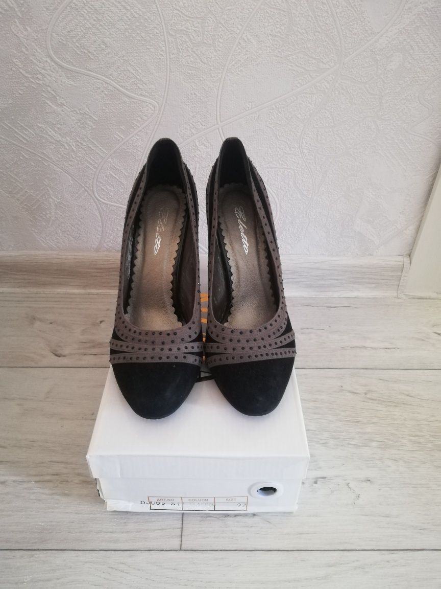 Продам женские чёрные замшевые туфли