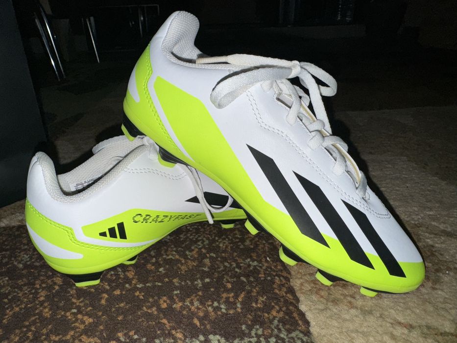 Футболни бутонки Adidas чисто нови ,номер 36.5 .
