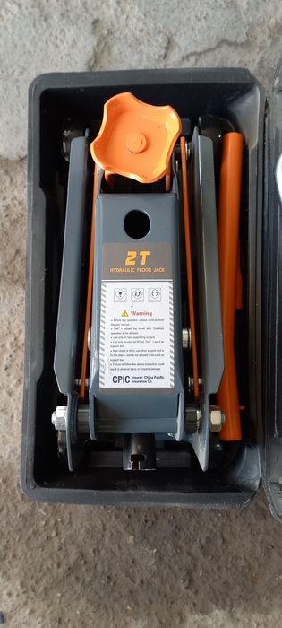 Домкрат сотилади