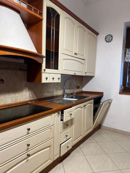 mobilă de bucătarie complet utilată
