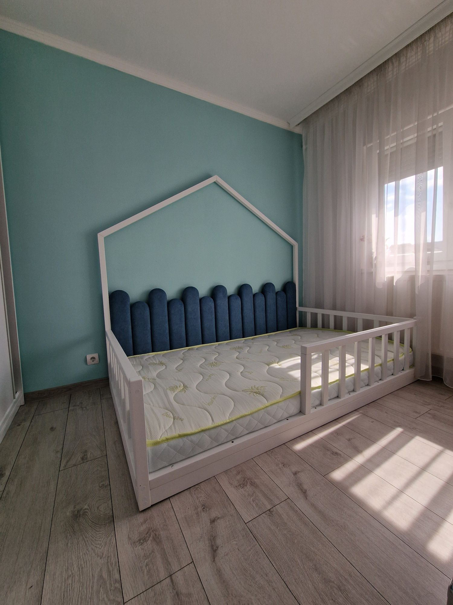 Pat casuta Montessori, gardut tapitat. Mobila copii, paturi copii