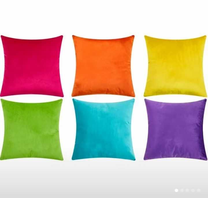 Калъфки за декоративни възглавници в ярки наситени цветове.
