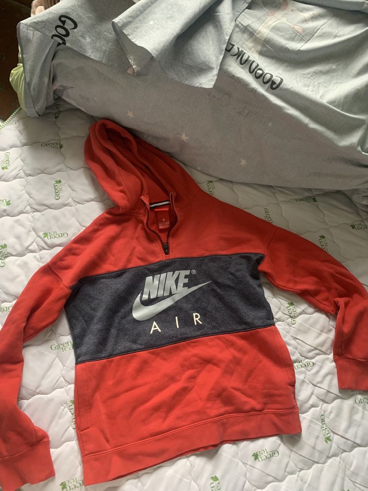 Продавам суичър на nike