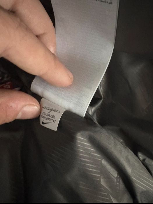 Geaca nike pufer ,mărimea M ,dar merge si L .ATENTIE CULOARE GRI!!!