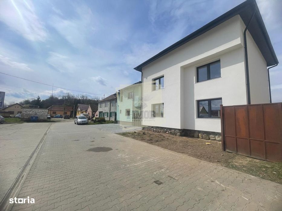 Casa cu 4 camere si 3 bai pretabila birouri in Sura  Mare