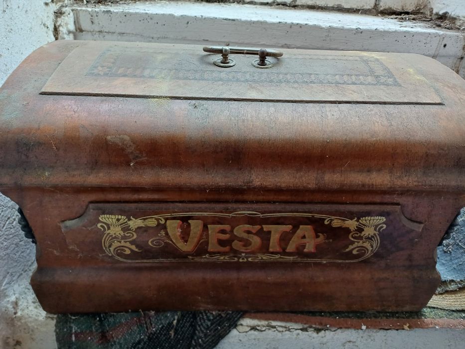 Mașina de cusut veche marca VESTA