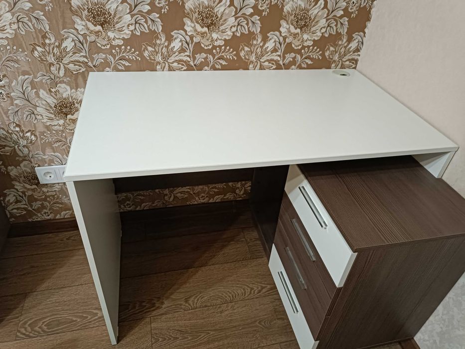 Продам компьютерный стол