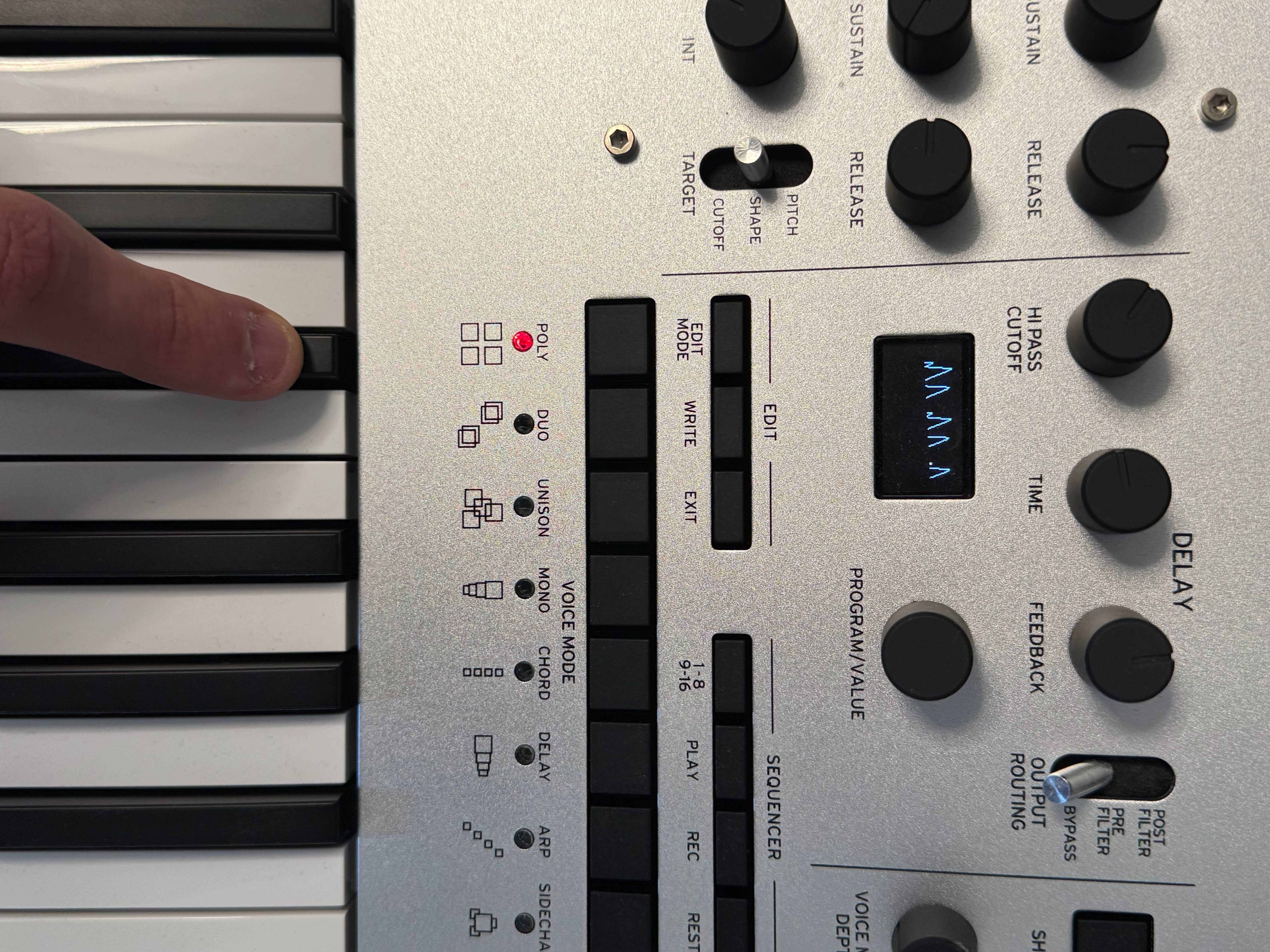 Korg Minilogue аналогов синтезатор - чисто нов