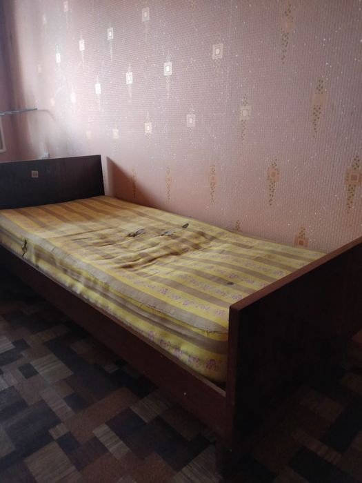 Кровать односпальная, деревянная