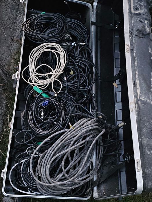 Ящик с разными кабелями